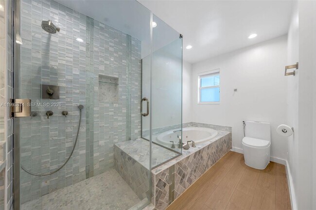 Building Photo - 5120 Carillo St