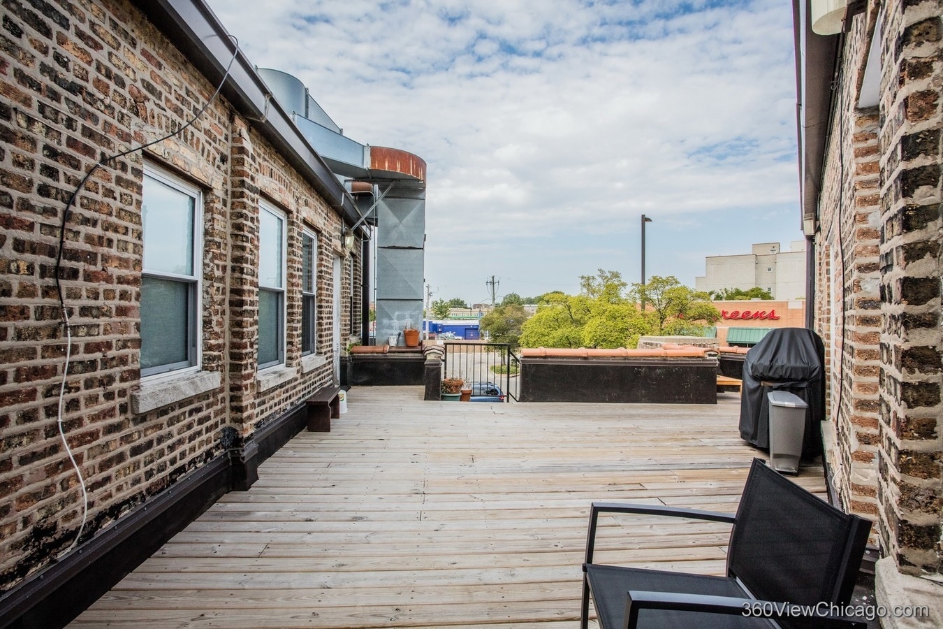 Roof Patio - 3906 W Belmont Ave