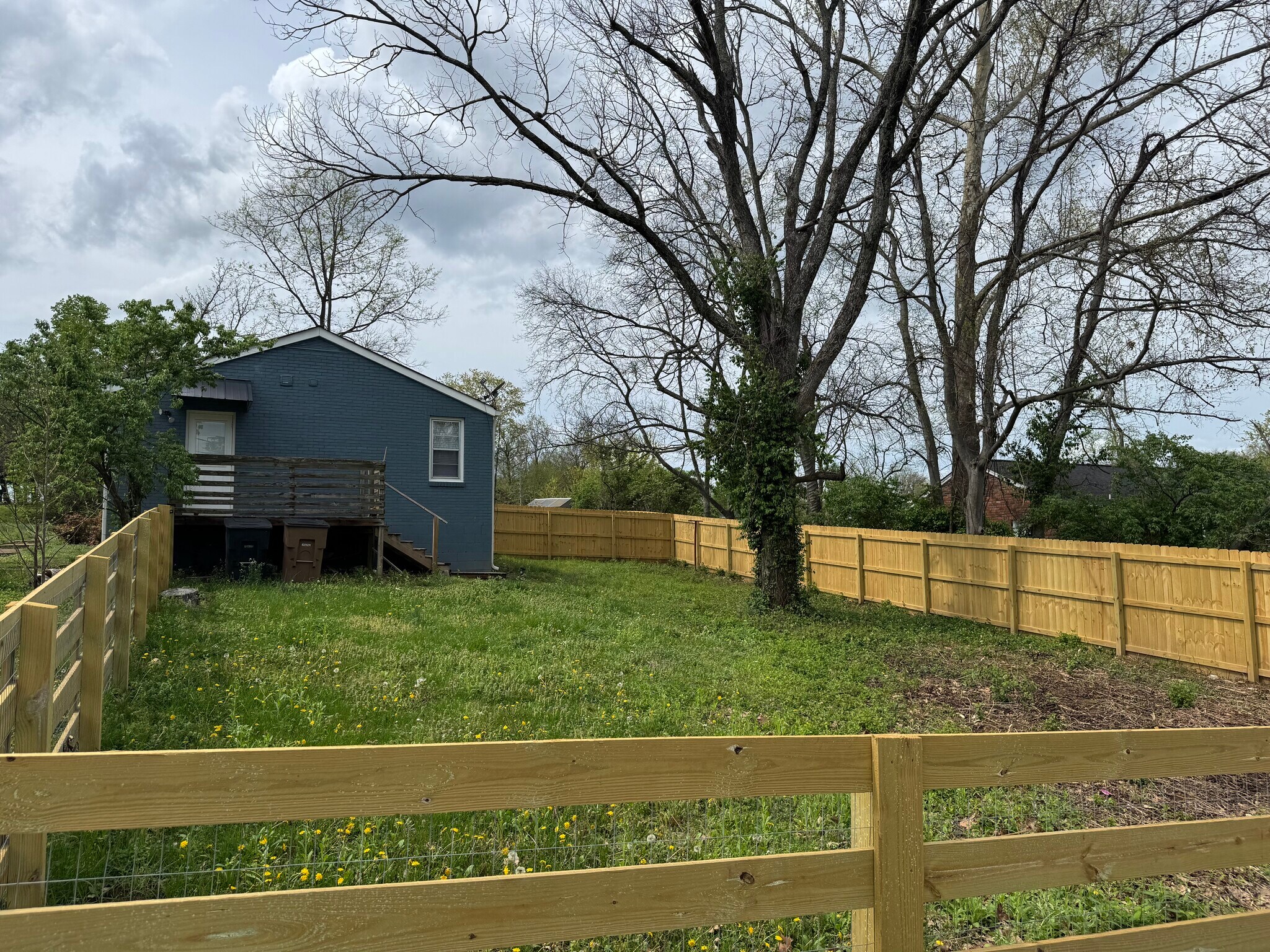 Building Photo - 2418 Maplecrest Dr