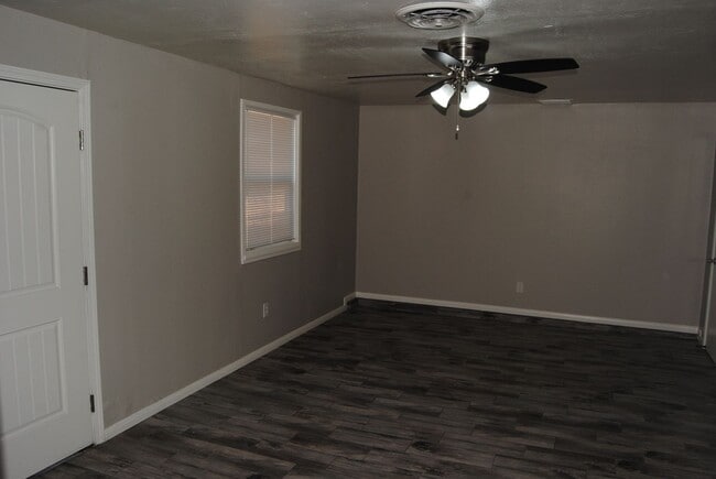 Building Photo - 2304 Elaine St