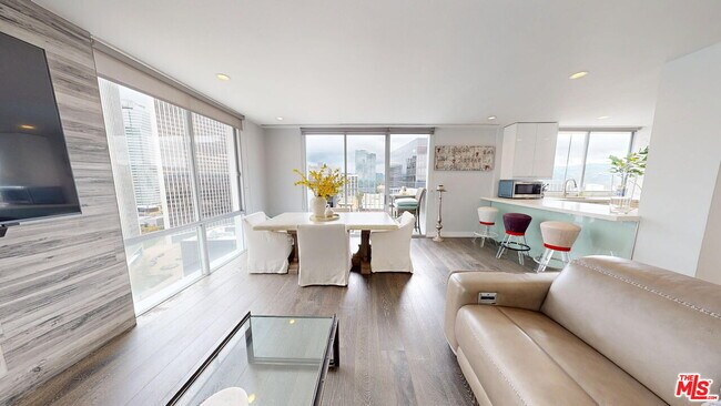 Building Photo - 2160 Century Pk E