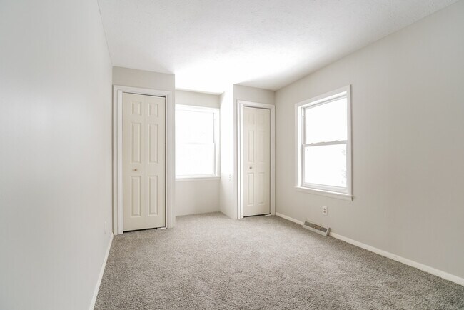 Building Photo - Inviting 3-Bedroom Bedford Home with Spacious Interiors