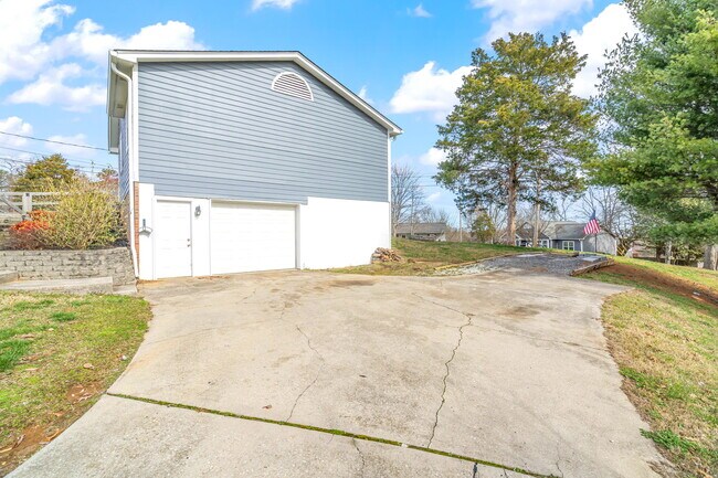 Building Photo - 5712 Walden Woods Ct NW