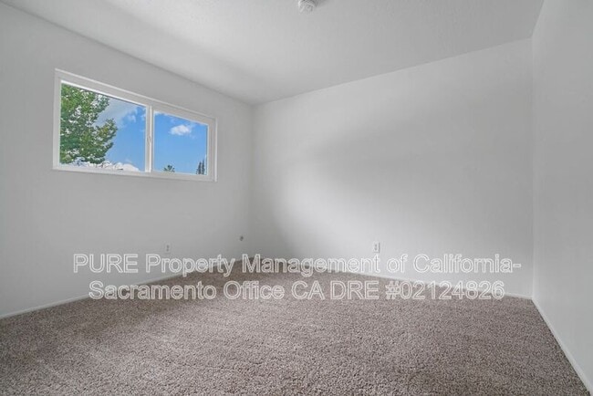 Building Photo - 8811 Salmon Falls Dr