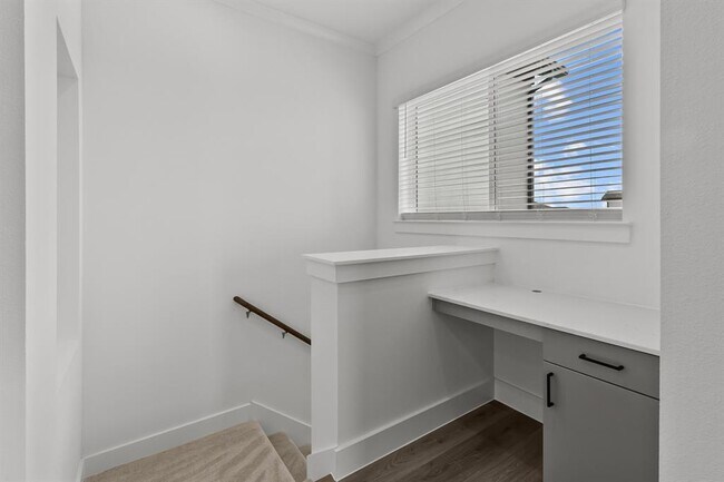 Building Photo - 1664 Hillside Terrace