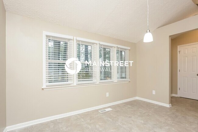 Building Photo - 3 Bedroom Pet-Friendly Home in Acworth, GA with Main Street Renewal