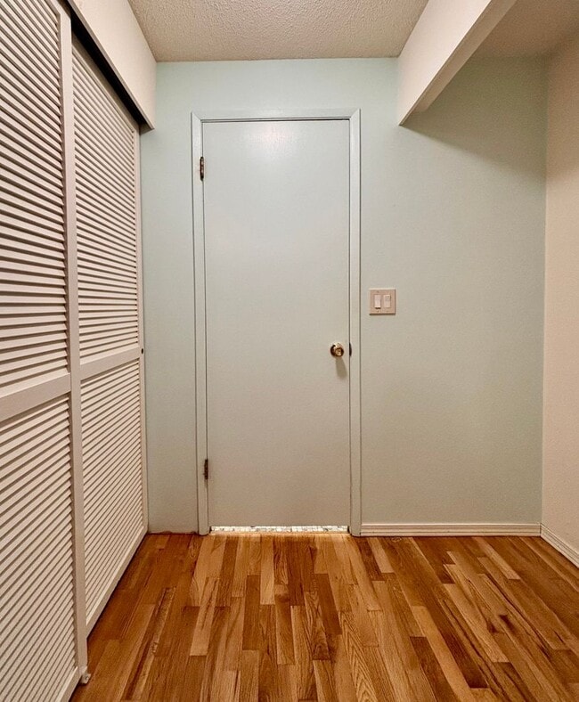 Building Photo - 3 Bed / 2.5 Bath Bellevue rambler $3,895/month