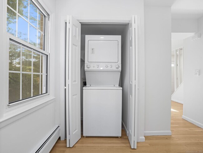 Building Photo - 240 Sunnyridge Ave