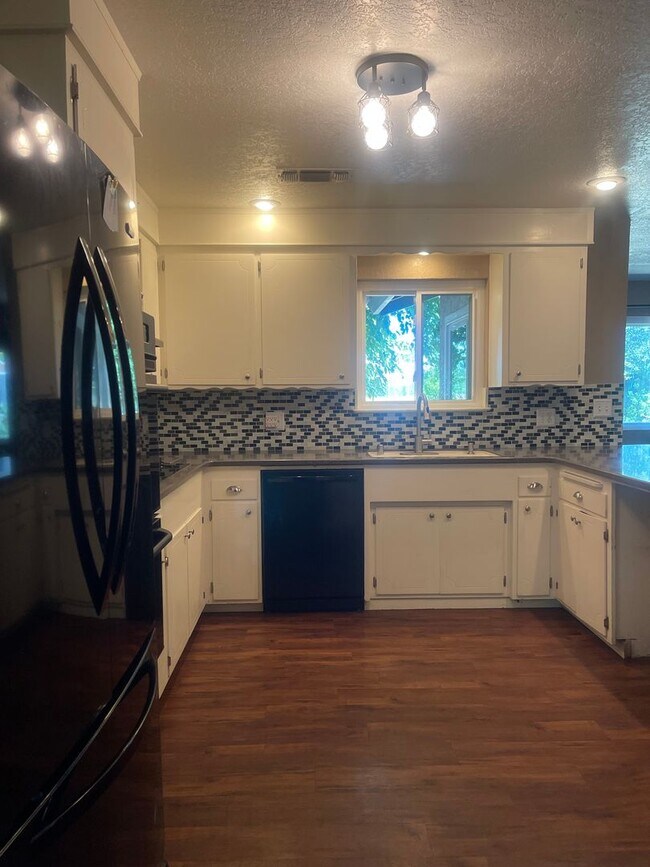 Building Photo - LARGE 4 BEDROOM 2 BATHROOM HOME IN THE PEPPERTREE SUBDIVISION