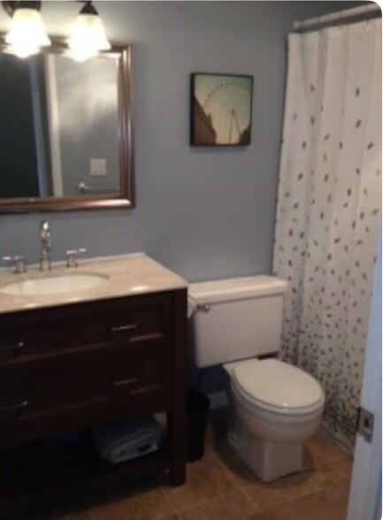 Newly renovated bathroom. Clean and modern. - 4111 Summertime Ln