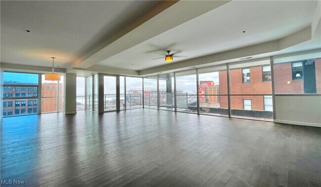 Building Photo - 701 W Lakeside Ave