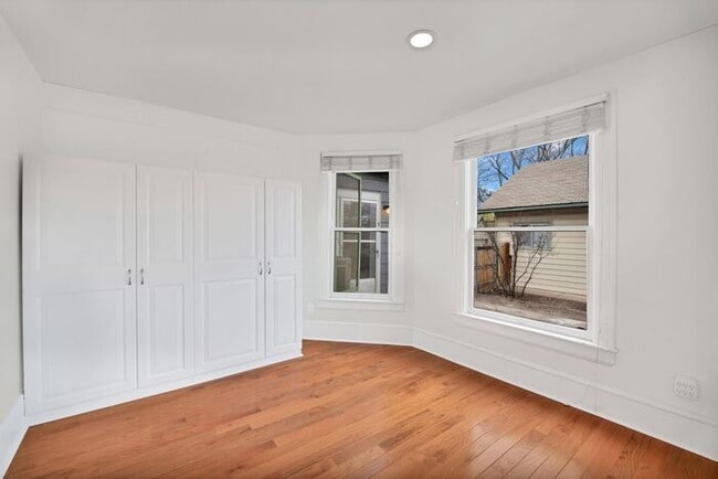 Building Photo - Renovated 2 Bedroom in Downtown Victorian Complex