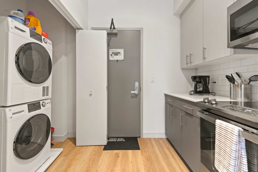 Building Photo - 853 W Blackhawk St