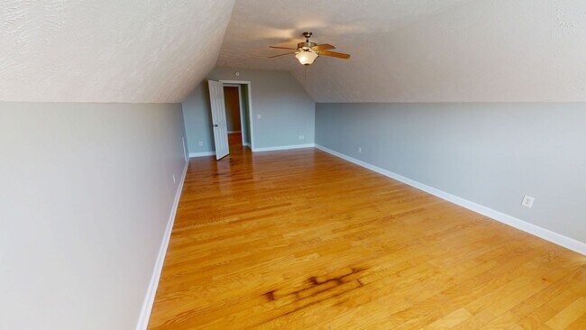 Building Photo - Open Floor Plan with Fenced Back Yard in L...