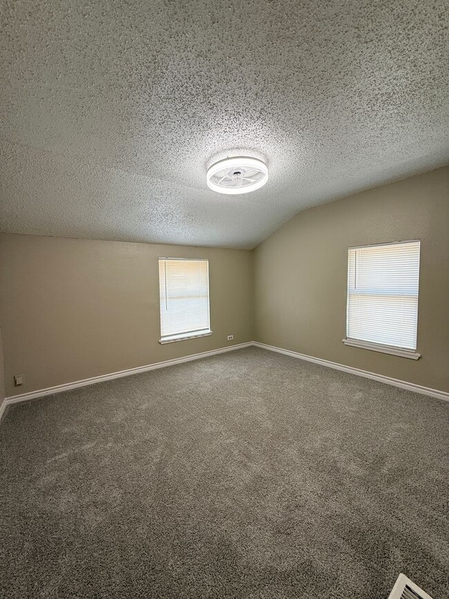 Building Photo - 3 Bedroom 2 Bath 2 Story Updated