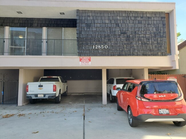 Building Photo - 12850 Moorpark St