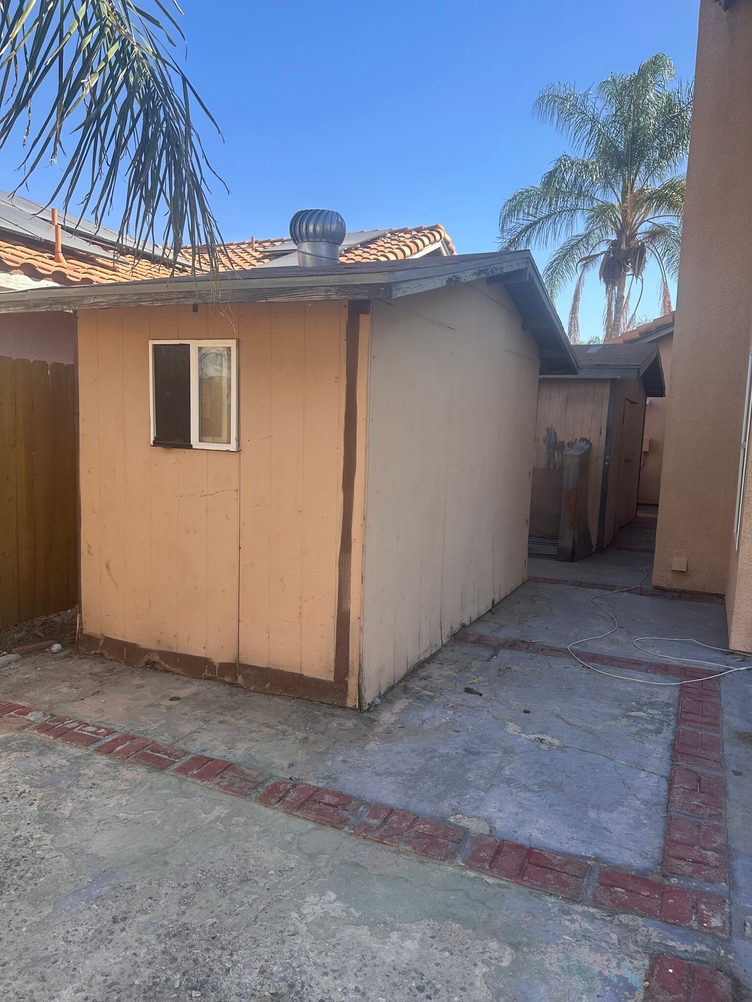 Building Photo - 581 Gladiola St