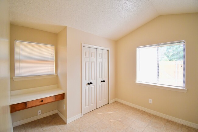 Building Photo - 2 Weeks FREE RENT!!! Charming 3 Bedroom, 2...