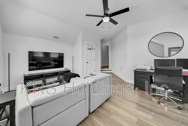 Building Photo - 629 Hayes Dr