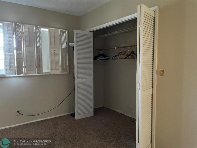 Building Photo - 605 Oaks Dr