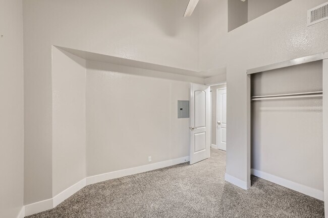 Building Photo - Discover this spacious and well-appointed 2-bedroom + office/den, 2-bath condo located in the hig...