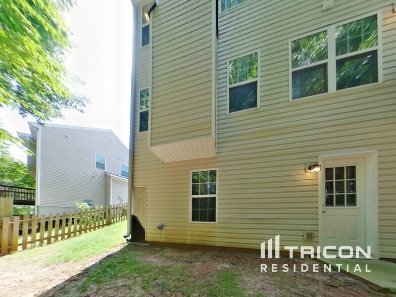 Building Photo - 329 Greystone Cir