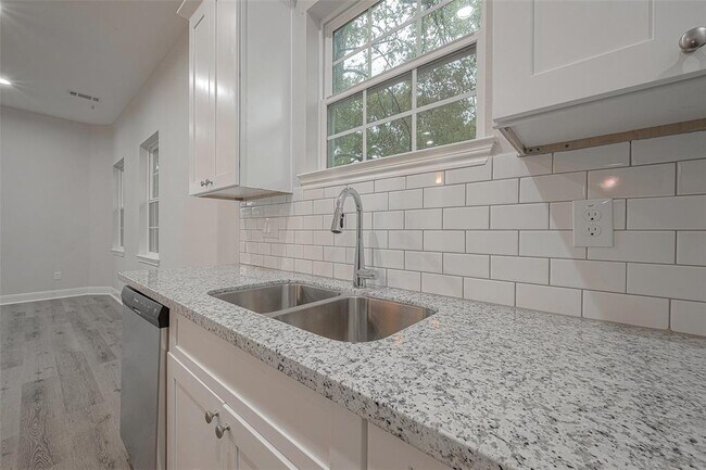 Building Photo - 2527 S Washington Ave