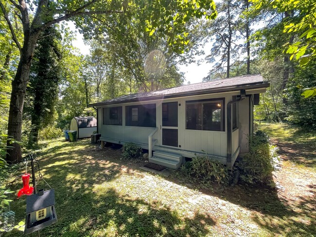 Building Photo - Charming Three-Bedroom in Haw Creek