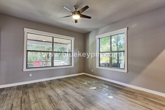 Building Photo - 2 Bed, 2 Bath Unit in Laurelhurst in Beautiful Tri Plex