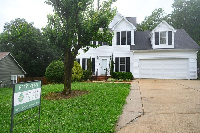 Building Photo - Wonderful and Spacious 3 bedroom home 2.5 bath in High Point with 2 car garage and large fenced-i...