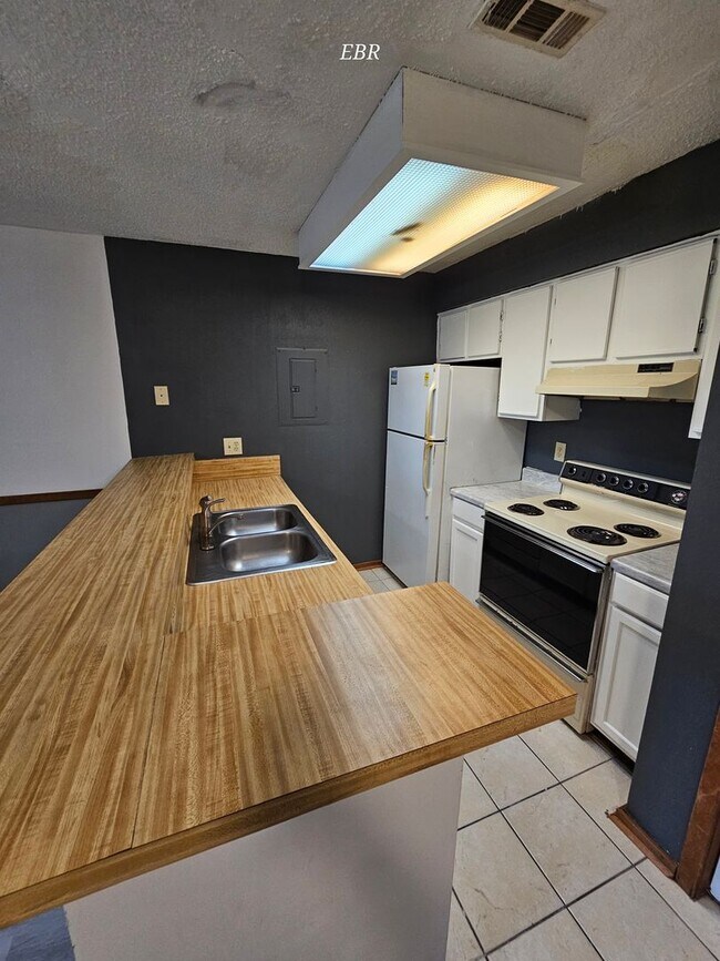 Building Photo - Little River Inn 2004