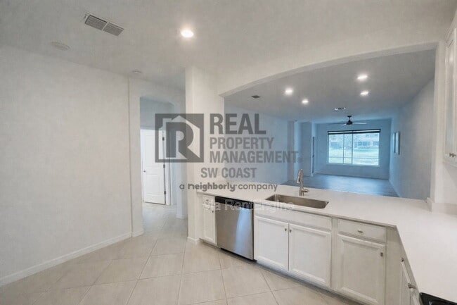 Building Photo - 2555 Vine Ave