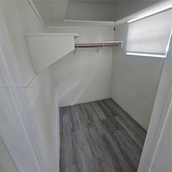 Building Photo - 108 SE 10th Ave