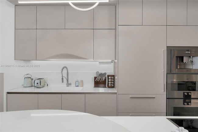 Building Photo - 16901 Collins Ave