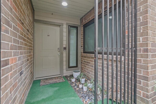 Building Photo - 1114 Augusta Dr