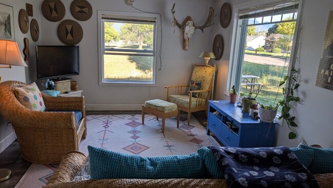 Building Photo - Our Western-Coastal Shabby Chic house Avai...