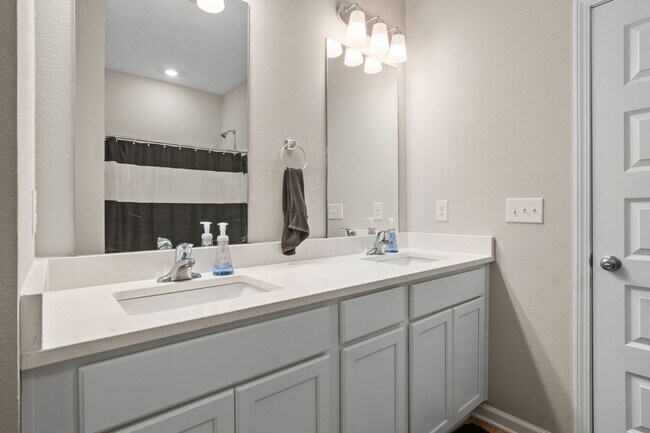 Building Photo - 6686 Sun Tree Cir