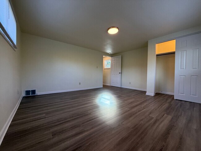 Building Photo - Newly updated 2BR house with yard, off str...
