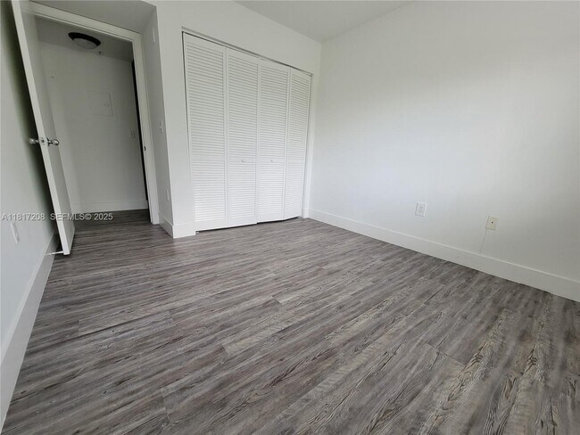 Building Photo - 4844 N State Rd 7