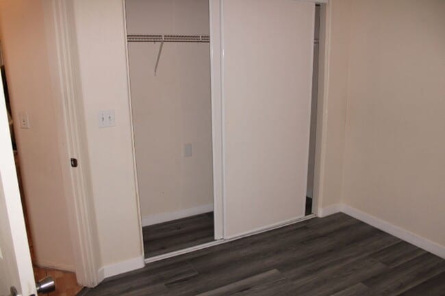 Building Photo - Nice 1000 SF Townhouse for rent in gated c...