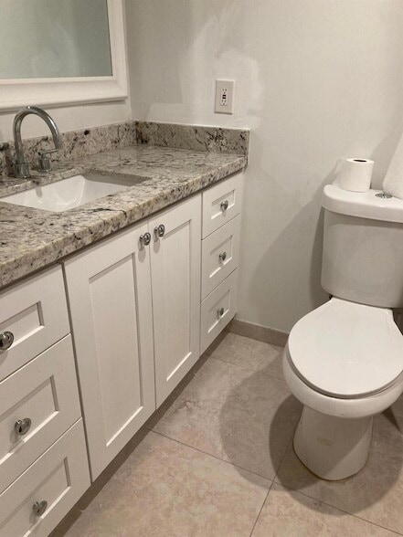 Building Photo - 2070 Yarmouth E