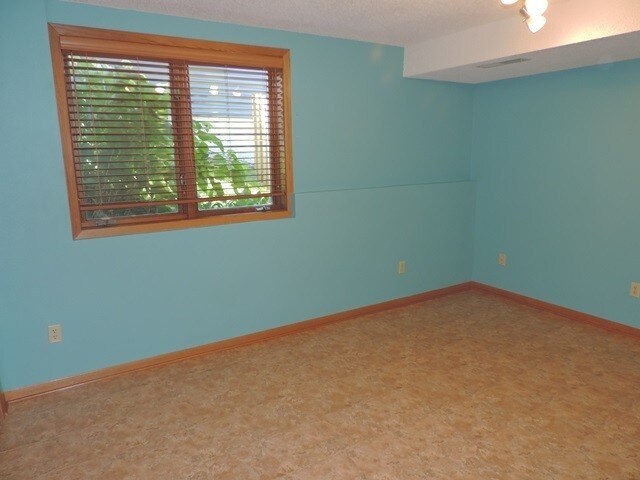 Building Photo - SUBLEASE AVAILABLE NOW