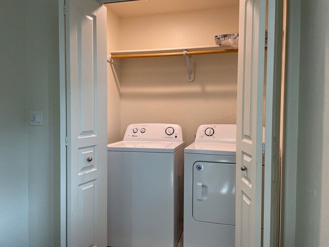 Building Photo - ***** Move in Special $400 off Fisrt Month...