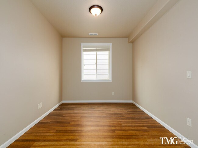 Building Photo - Centrally Located Townhome with Attached Garage & AC