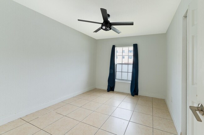 Building Photo - 289 SW 3rd Ct