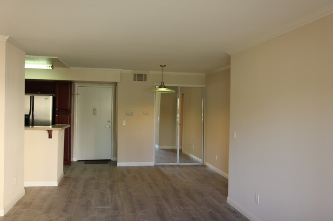 Building Photo - 5565 Canoga Ave