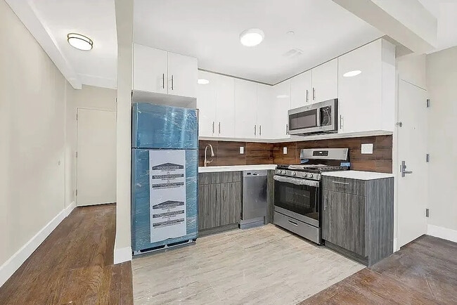 Building Photo - 694 E 38th St