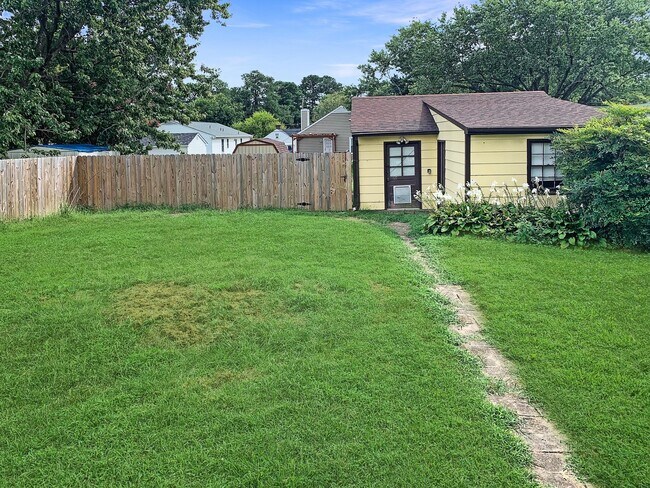 Building Photo - Charming 2 Bed/1 Bath Bungalow in Lakeside!