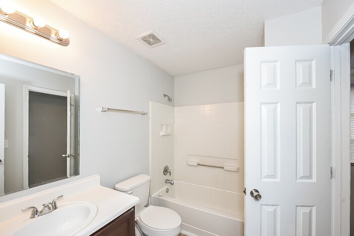 Building Photo - 205 E Waverly Pl Ct