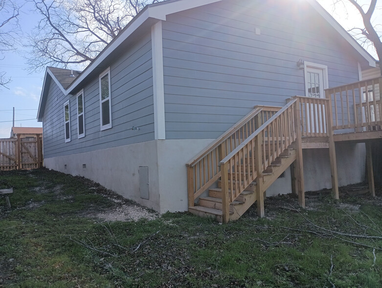 Building Photo - Room in House on Anderson Ave